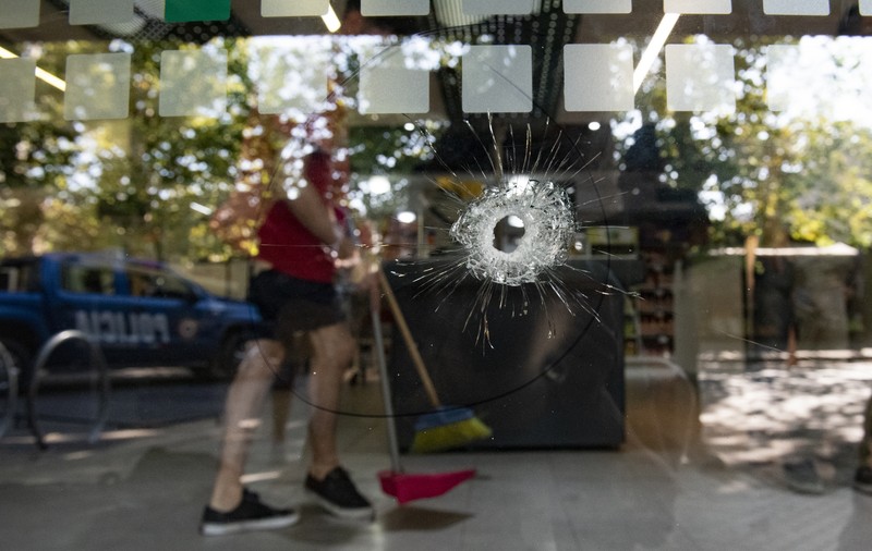 Doi bărbaţi au tras de 14 ori în supermarketul socrilor lui Messi din Rosario și au lăsat un mesaj de ameninţare pentru starul argentinian: „Te aşteptăm”
