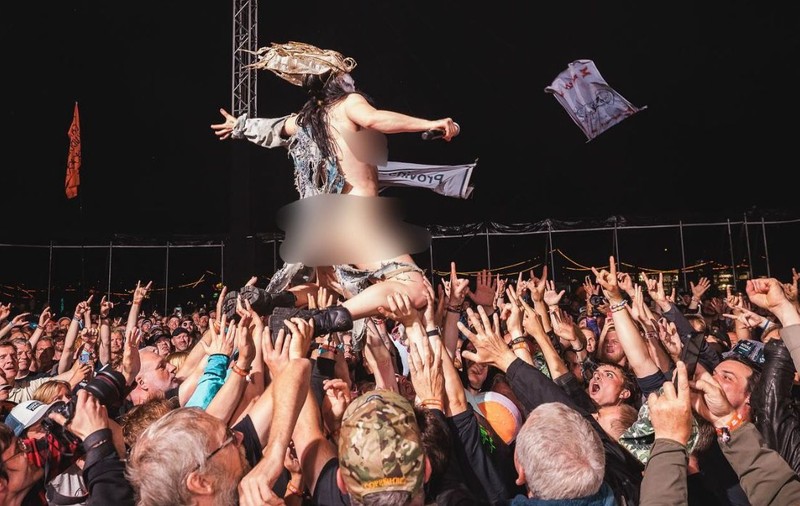 Cântărețele unei trupe rock din Norvegia s-au dezbrăcat complet pe scenă, la Râșnov. În public erau și minori