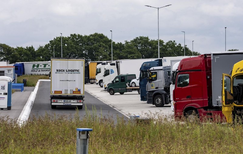 Un șofer de TIR a ascuns în chiloți peste 6.000 de euro, apoi a chemat poliția pentru jaf, într-o parcare din Vâlcea