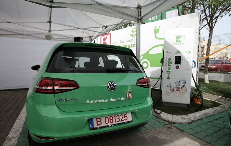 S-a lansat prima rețea de stații de încărcare rapidă pentru mașini electrice. Cât costă un plin și cât durează încărcarea