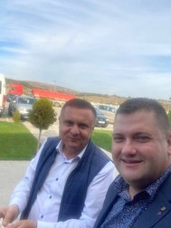 Primarul Răcăreanu, stânga, cu un invitat.
