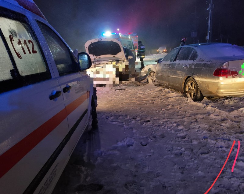 Ambulanță care transporta un pacient la spital, blocată în drum din cauza unui TIR derapat pe șosea, în Vrancea