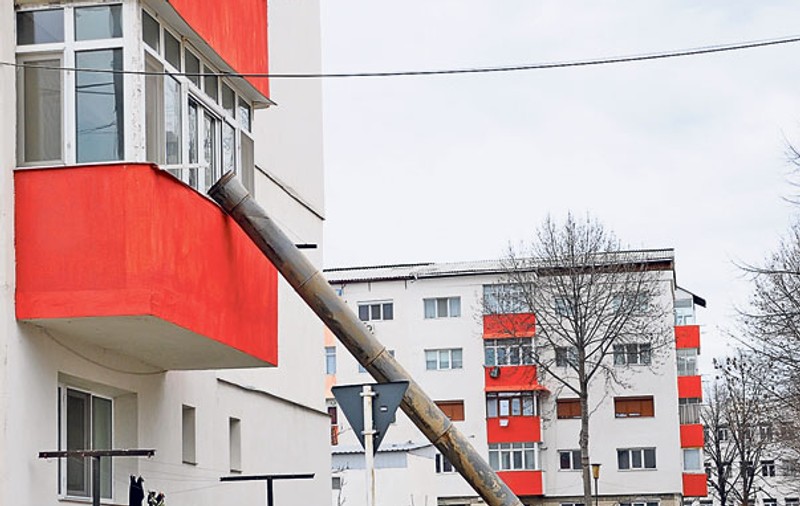 Românul e descurcăreţ! Aruncă gunoiul pe tobogan direct în tomberon!