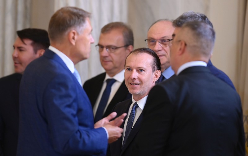 Dosarul vaccinurilor. Florin Cîțu îl contrazice pe Nicolae Ciucă. Refuză și să răspundă la întrebarea: „V-ați consultat cu președintele Iohannis pentru achiziție?”