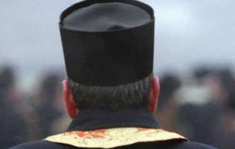 Preot din Prahova, acuzat de o mamă că i-a bătut fiica în timpul orei de religie. Directorul școlii: „A ridicat puțin tonul. Nu a fost agresată”