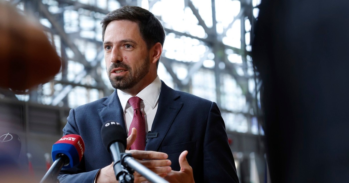 Levente Magyar, viceministrul afacerilor externe și comerțului din Ungaria, in costum albastru, cu cravata rosie si camasa alba, vorbește cu presa la sosirea sa la reuniunea miniștrilor comerțului din UE, care a avut loc joi, 15 mai 2025, la sediul Consiliului European din Bruxelles.