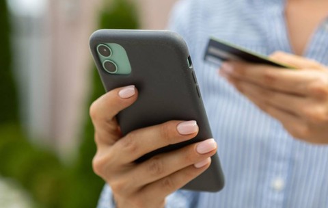 „Amenda prin SMS”: Noua tentativă de înșelătorie care îți poate lăsa conturile goale în doar câteva secunde