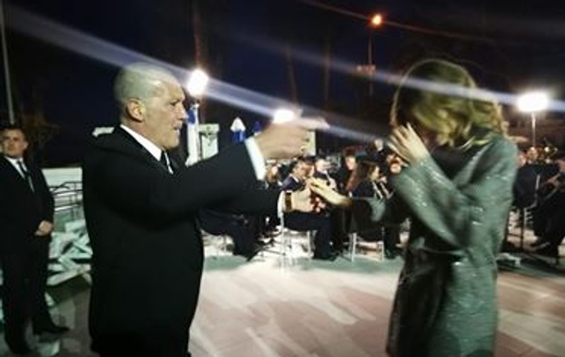 CORESPONDENȚĂ DIN MALAGA/Imagini inedite cu Banderas și Nicole, iubita lui. Dans pasional pe muzică populară spaniolă