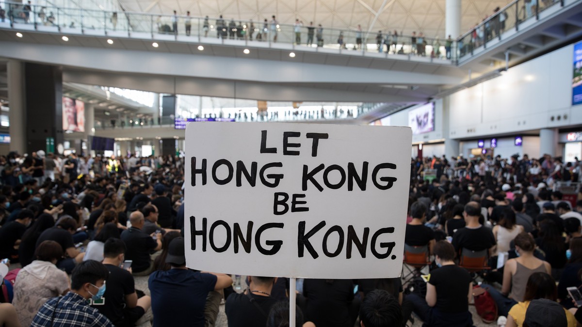 Facebook și Twitter au suspendat mii de conturi din China, care făceau propagandă împotriva protestatarilor din Hong Kong. Protestatari din Hong Kong