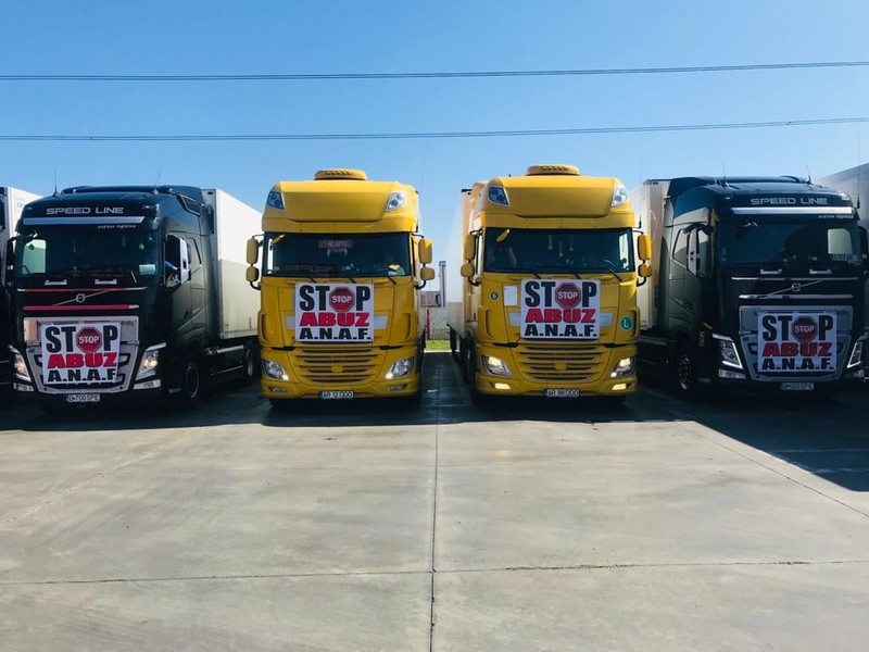 Camionagiii și-au „decorat” cabina cu bannere de protest