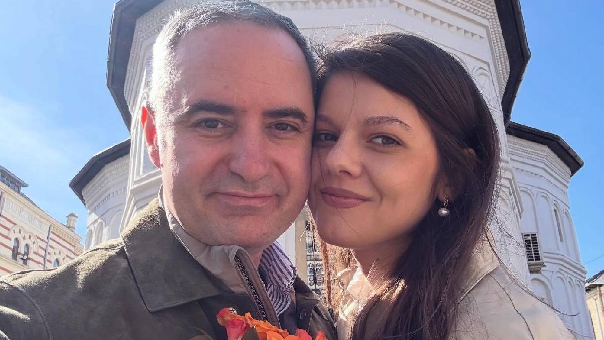 Alexandru Nazare și Maria Mihali într-un selfie, în fața unei biserici