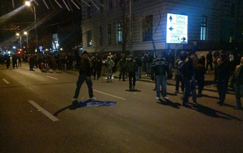 Cea mai şocantă imagine de la protestele din Bucureşti: UN TÂNĂR URINEAZĂ PE STEAG | FOTO