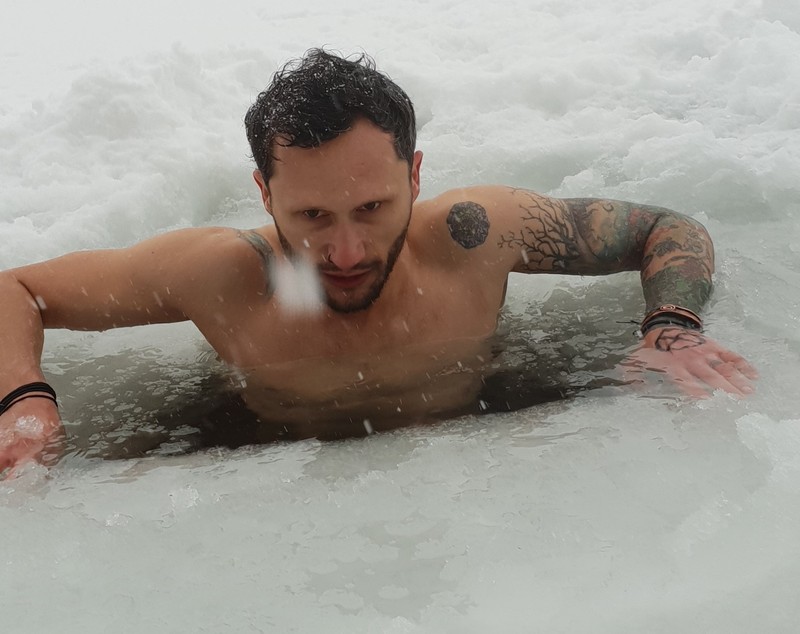 VIDEO/ Românul polar: face baie la copcă și are o sănătate de fier