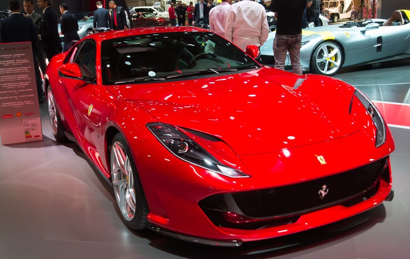 Poliția l-a oprit pe șoferul unui Ferrari 812 Superfast care depășise viteza legală, doar ca să admire bolidul, la Milano: „Bagă mare!” | VIDEO