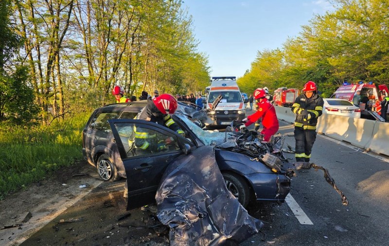Un mort și un rănit grav, după un accident în care trei mașini s-au ciocnit, la Costinești