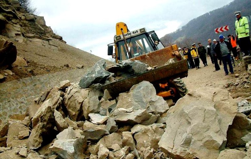 UPDATE / Valea Oltului, afectată de căderi de pietre și inundații. Se circulă cu dificultate pe DN7, la Călimănești (VIDEO)
