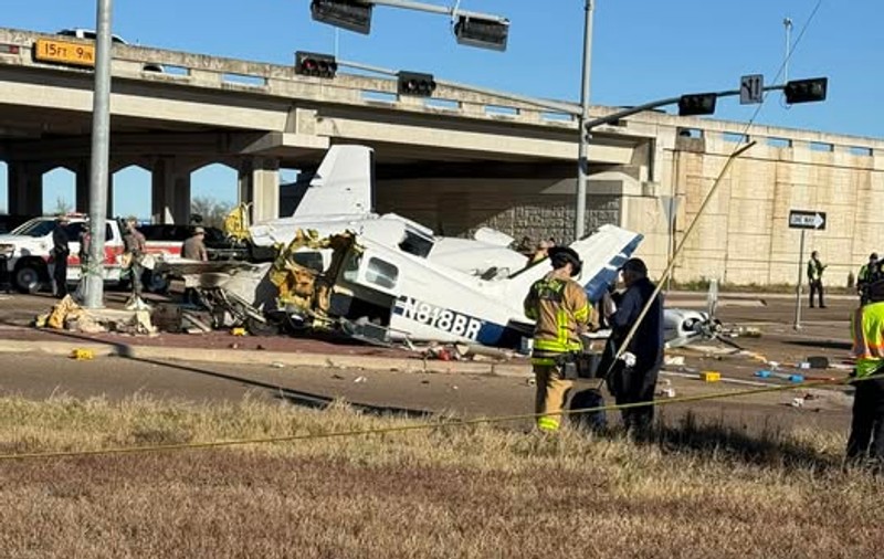 Un avion s-a prăbușit pe o autostradă din Texas. „Nu este ceva ce vedem în fiecare zi”