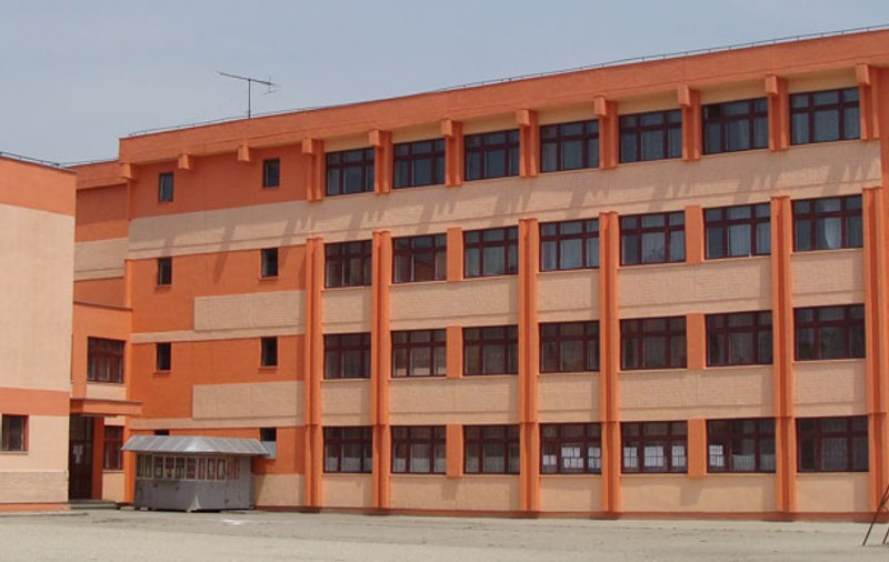 Un elev din Ploiești a fost tuns la școală de o profesoară pentru că avea părul prea lung. Incidentul, dezvăluit pe Facebook de un deputat prahovean