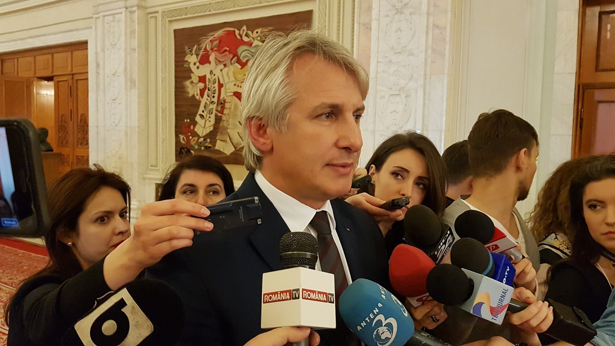 Salariul minim pe economie trebuie eliminat din sectorul privat. Eugen Teodorovici, în dialog cu presa
