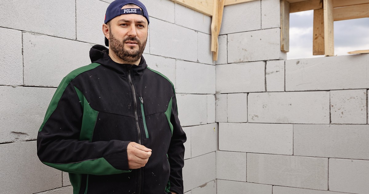 Agentul Daniel Gîdiuță in casa pe care o construieste pentru familia din Tulcea