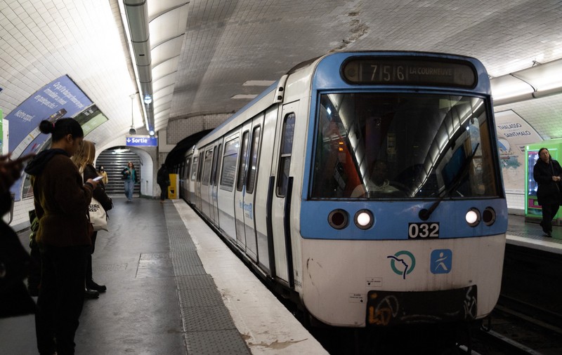 O femeie a murit la metroul din Paris, după ce și-a prins haina în ușa unui vagon