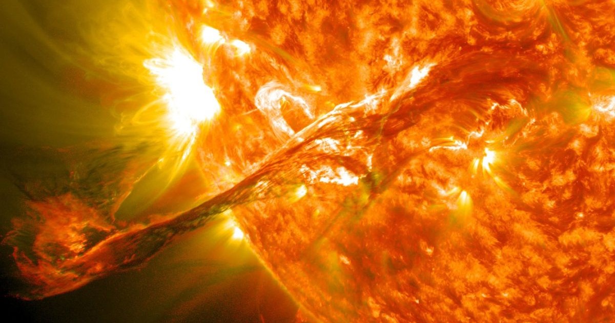 Un filament solar mare a erupt din corona soarelui, 31 august 2012