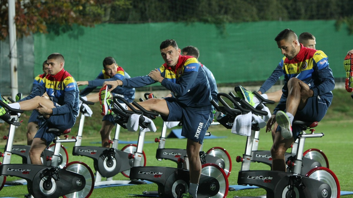 Răzvan Marin (stânga), Keșeru (centru) și Florin Andone, călare pe bicicletele de spinning, la antrenamentul de luni, de la Mogoșoaia.