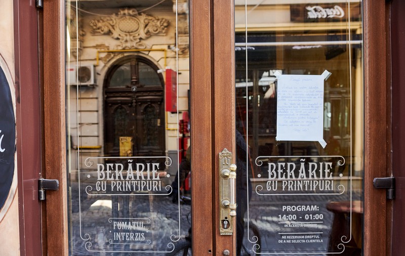 În ce condiții pot funcționa restaurantele și sălile de spectacole