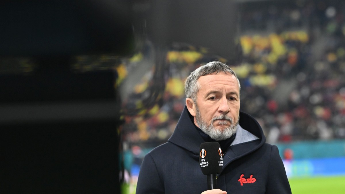 Mihai Stoica, oficial FCSB, cu microfonul în mână.