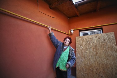 „Au făcut poze la casă, şi înăuntru, şi în afară, să nu zicem că s-a crăpat din cauza lor”, a povestit o localnică