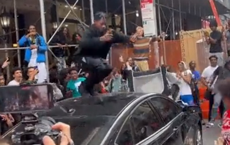 VIDEO: Haos la New York. Mii de oameni au blocat străzile, după anunțul unui influencer, care a fost apoi reținut pentru incitare la revoltă