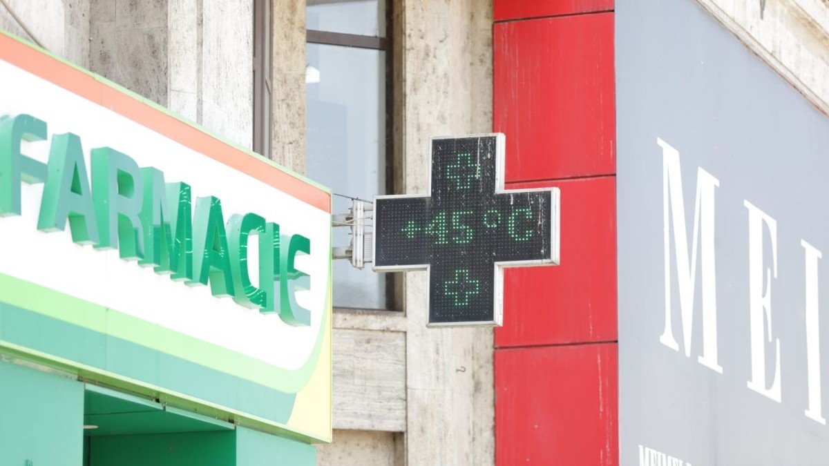 O stație de termometru, de la firma unei farmacii, arată că sunt 45 de grade Celsius, sâmbătă, 26 iulie 2025, în București