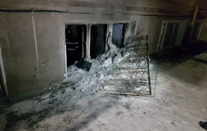 Doi copii sunt în stare gravă după ce un incendiu a izbucnit în locuința lor. Ambii au fost transportați de urgență la spital