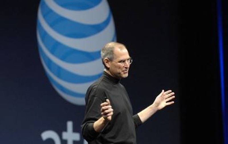 Bluza a la Steve Jobs se vinde ca pâinea caldă, după moartea geniului