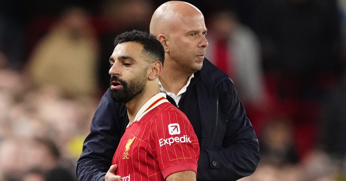 Mohamed Salah, îmbrăcat într-un tricou roșu și antrenorul Arne Slot, pe terenul de fotbal, în timpul unui meci