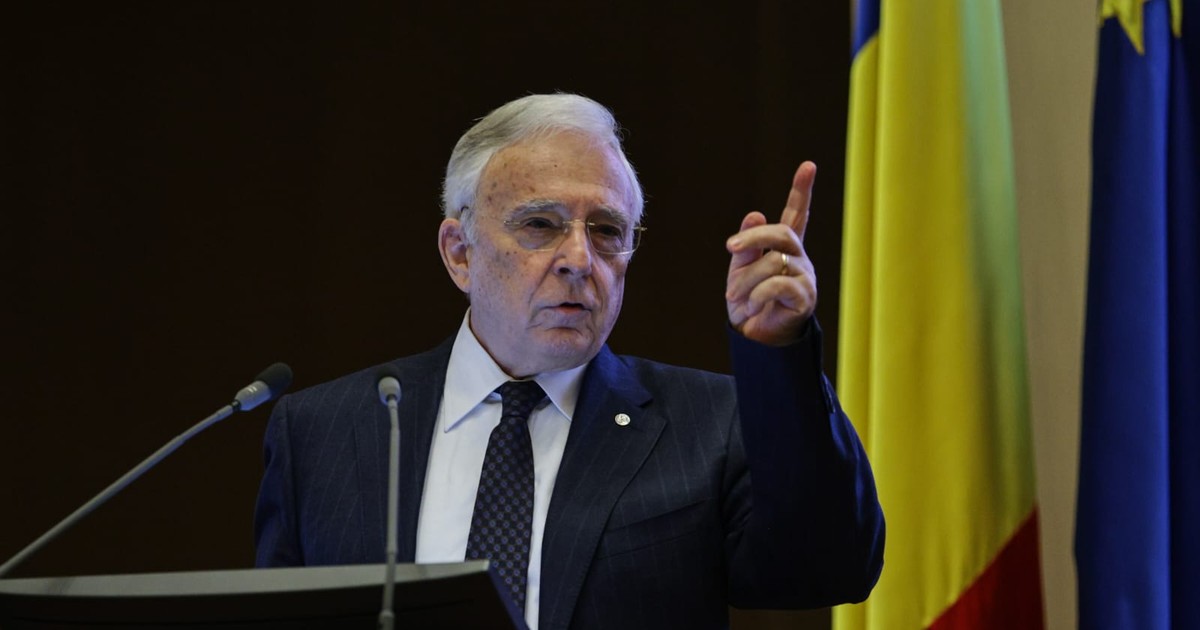 Mugur Isărescu surprins în timp ce vorbește luni, 17 februarie
