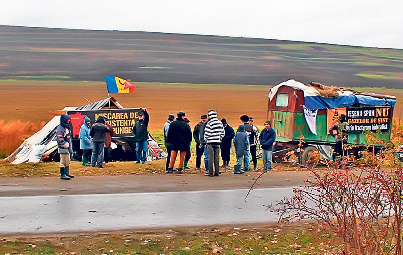 Proteste pe câmp la 0° C! Sătenii din Pungeşti, de neclintit