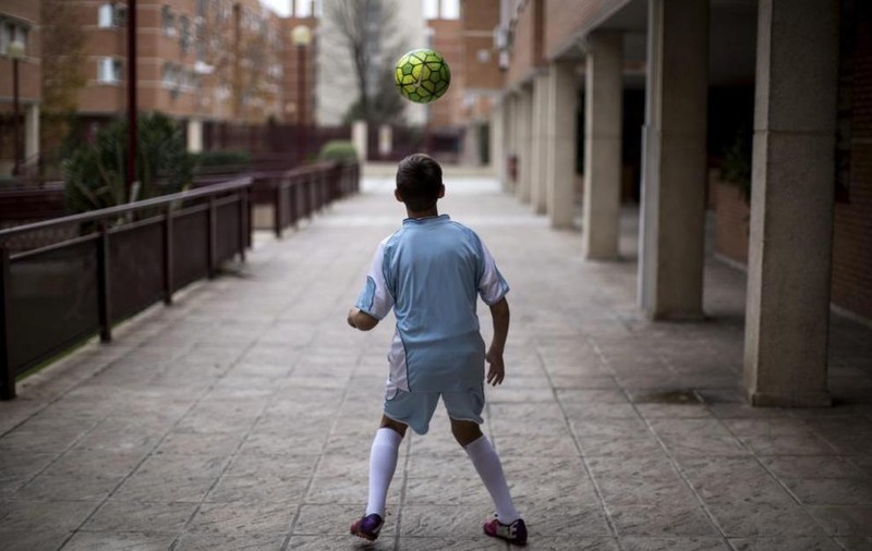 Drama unui puști român din Spania! Nu poate juca fotbal la un club, ^fără semnătura părinților biologici, care l-au abandonat într-un orfelinat