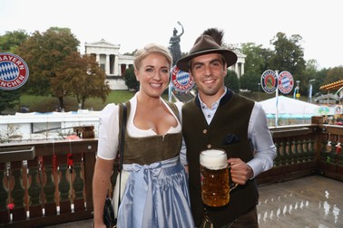 Philipp Lahm, căpitanul lui Bayern, şi soţia lui, Claudia, sunt obişnuiţi cu vizitele la Oktoberfest. (FOTO: EPA)