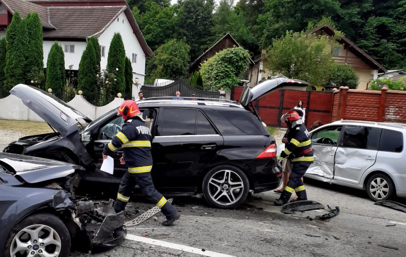 Accident cu mai multe mașini în Vâlcea. Șase oameni, între care doi copii, au ajuns la spital