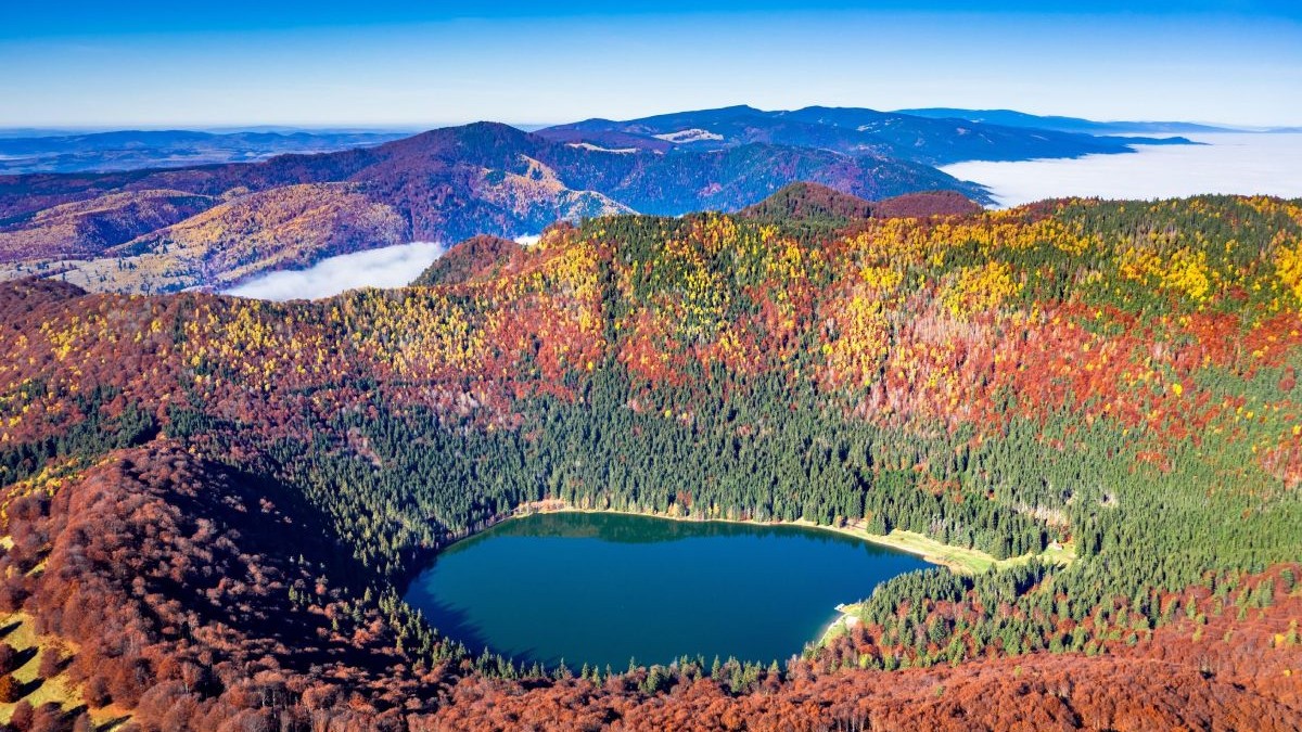 Imagine aeriană cu Lacul Sfânta Ana din județul Harghita