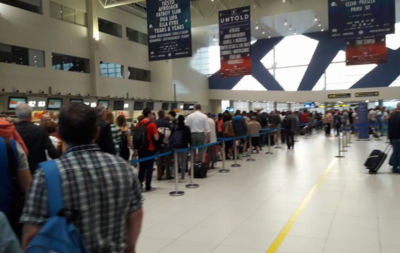 Sute de britanici au rămas blocați în România, după ce zborul lor a fost anulat