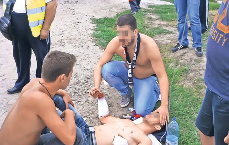 Fanii Stelei, atacaţi cu topoare, furci şi lopeţi! VIDEO
