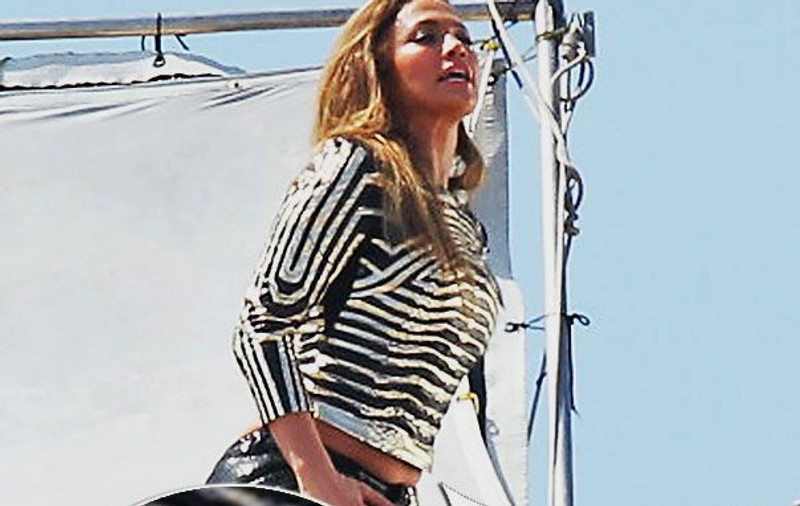 Jennifer Lopez, ce burtă ai! Cântăreața și-a expus șunculițele la filmările noului videoclip | FOTO