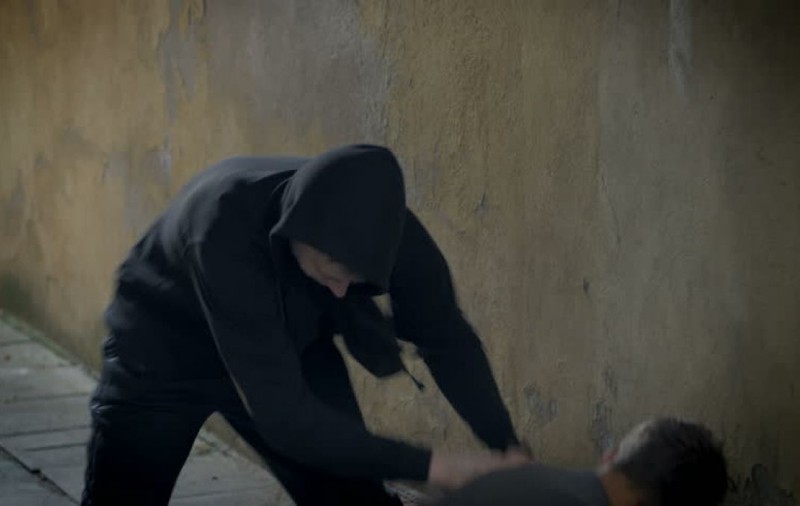 Nepotul unui consilier local din Ploiești a fost tâlhărit în plină stradă!