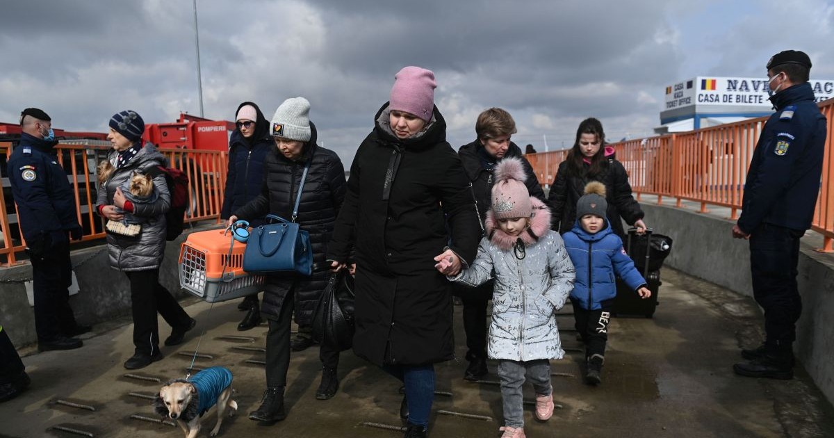Refugiati ucraineni sosesc in Romania, dupa ce au traversat Dunarea, cu feribotul, la Isaccea, punct de frontiera intre Ucraina si Romania, 8 martie 2022