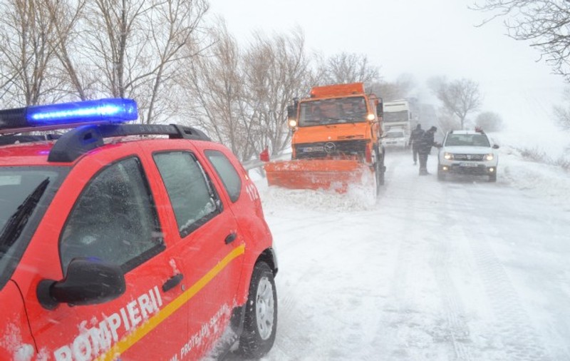 Peste 70 de persoane blocate cu maşinile pe şosele au fost salvate în ultimele 24 ore