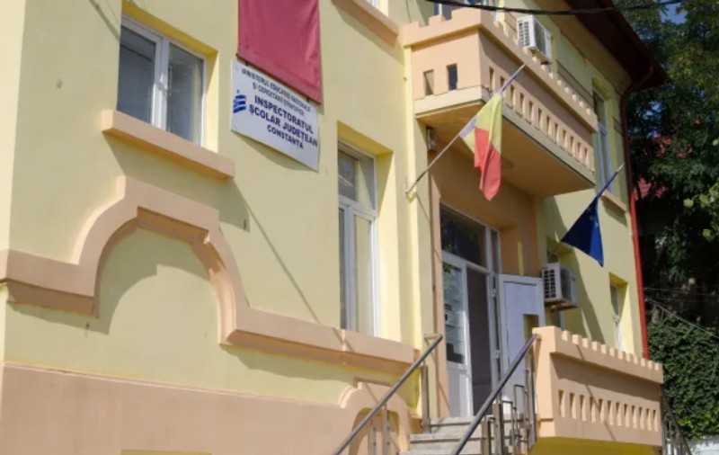 Un fost inspector școlar din Constanța, cercetat de DNA pentru luare de mită. A primit 5.000 de euro ca să transfere ilegal un copil de la o școală la un colegiu național