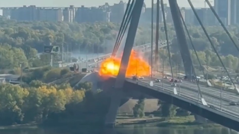 Momentul în care Podul de Nord din Kiev a fost atacat cu o dronă, având loc o explozie