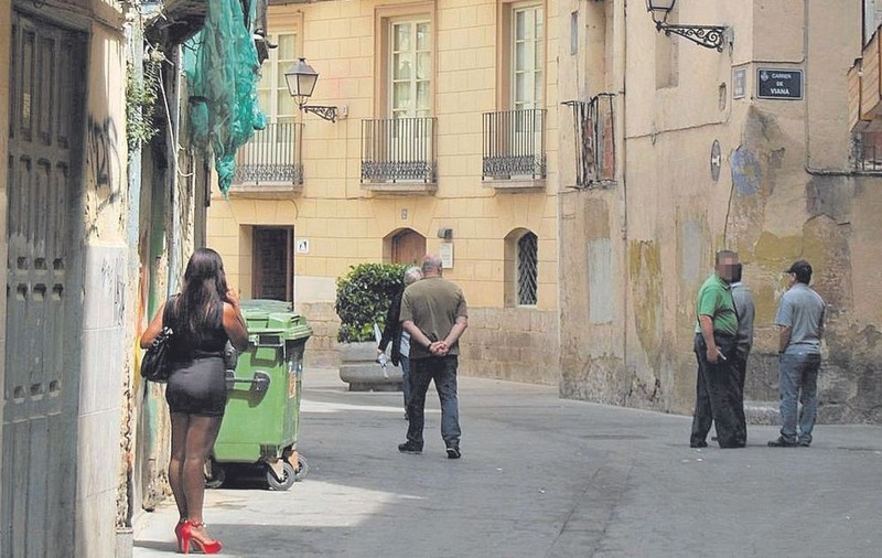 O româncă din Valencia, care practica prostituția, a fost abuzată de clientul care n-a mai vrut să plece, după ce a expirat timpul pentru care plătea